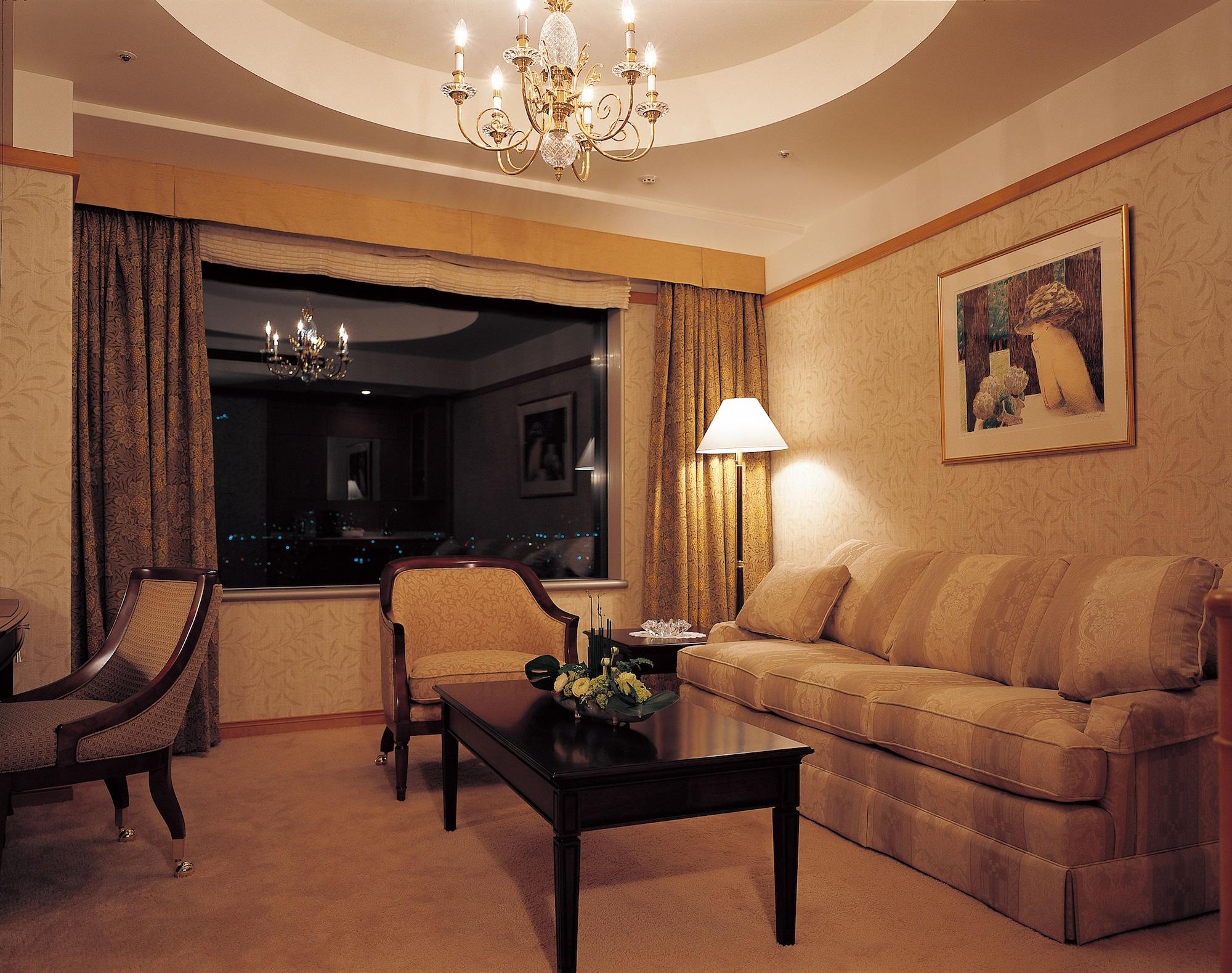 Sapporo Prince Hotel Eksteriør bilde A living room in a suite at the Mandarin Oriental, Tokyo