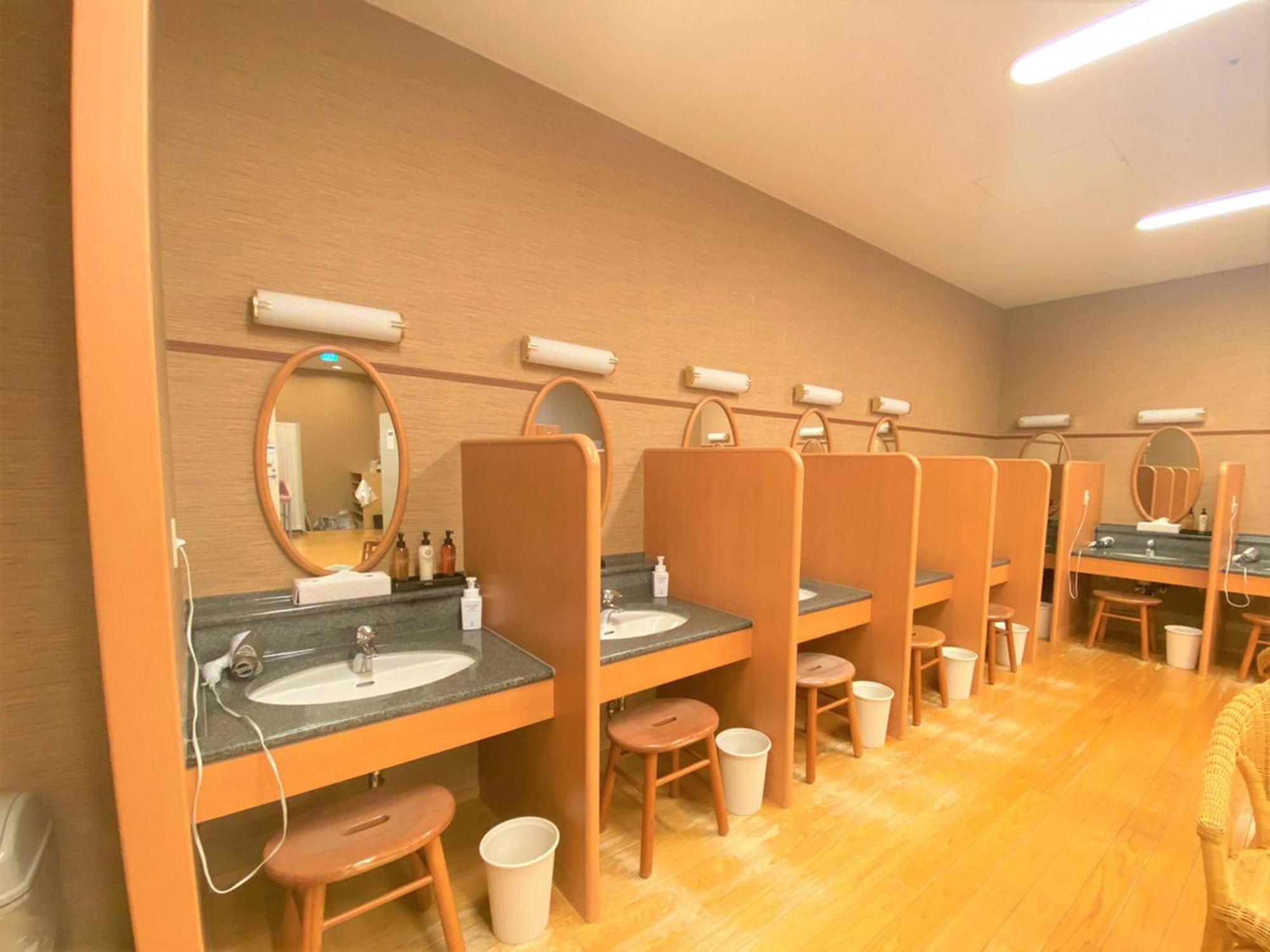 Sapporo Prince Hotel Eksteriør bilde A Japanese onsen's washing room