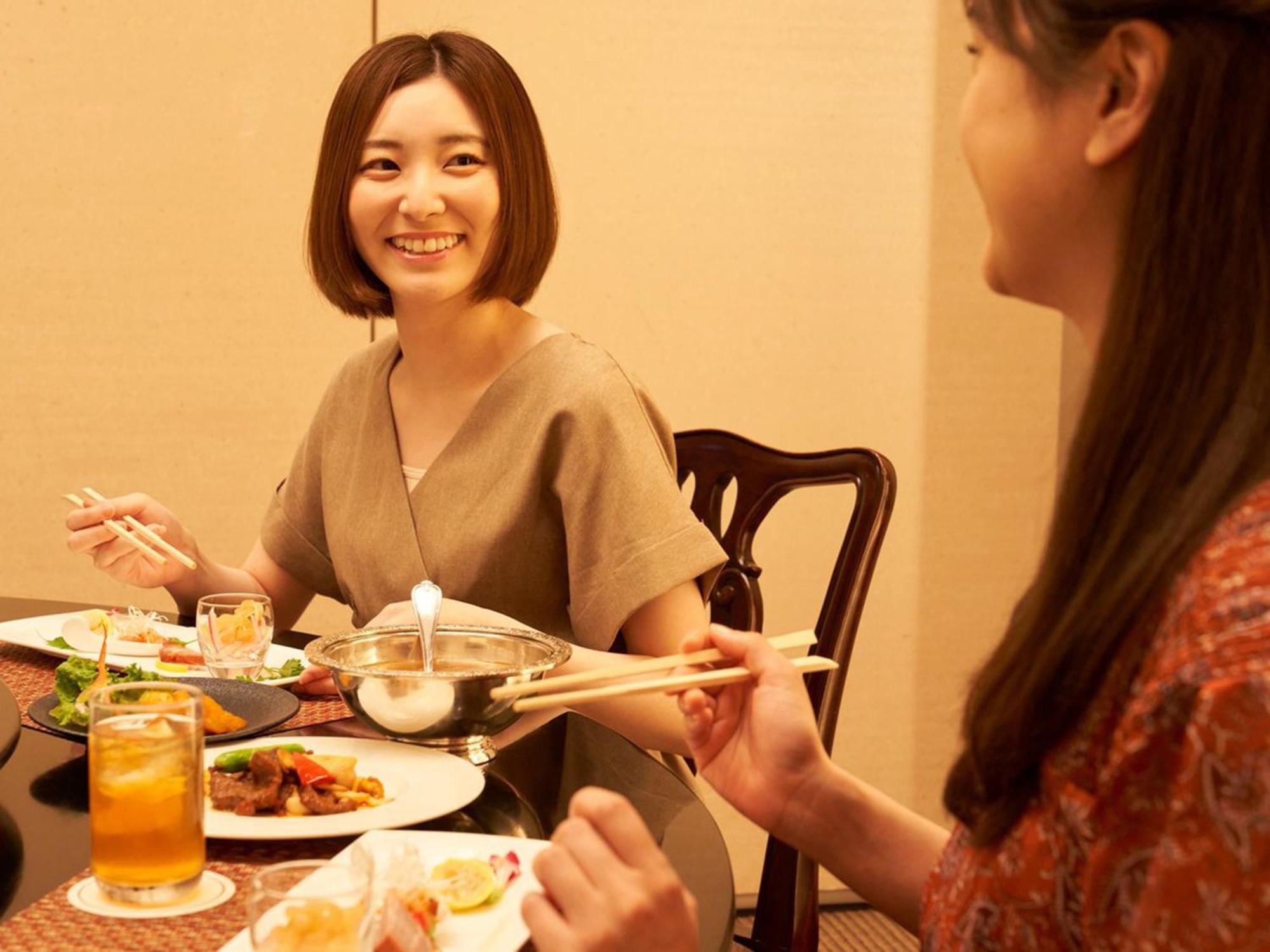 Sapporo Prince Hotel Eksteriør bilde Japanese women eating with chopsticks
