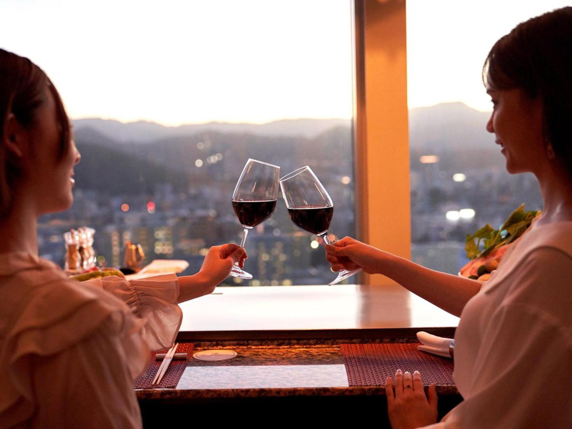 Sapporo Prince Hotel Eksteriør bilde A toast with wine
