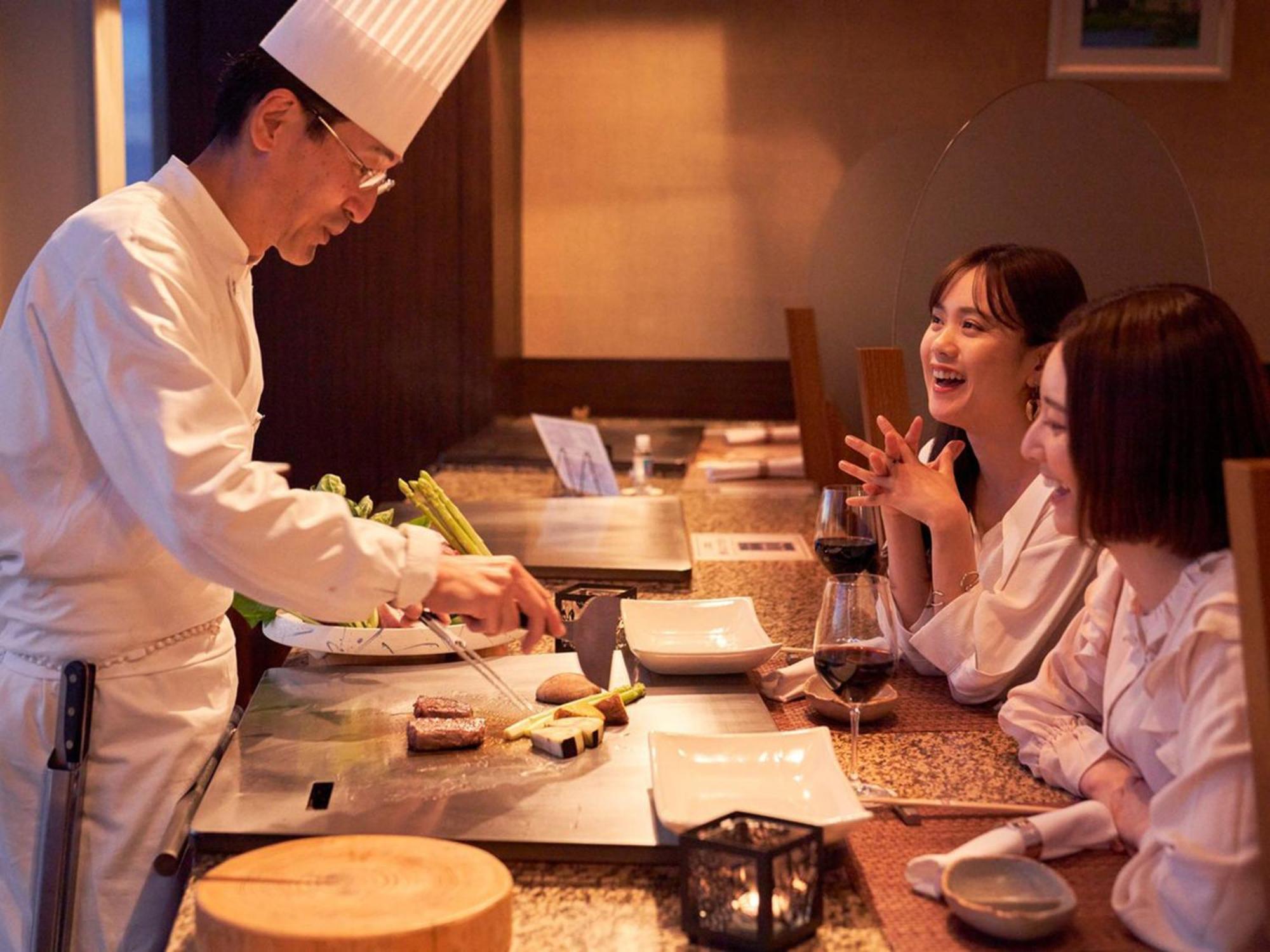 Sapporo Prince Hotel Eksteriør bilde A Japanese chef preparing sushi