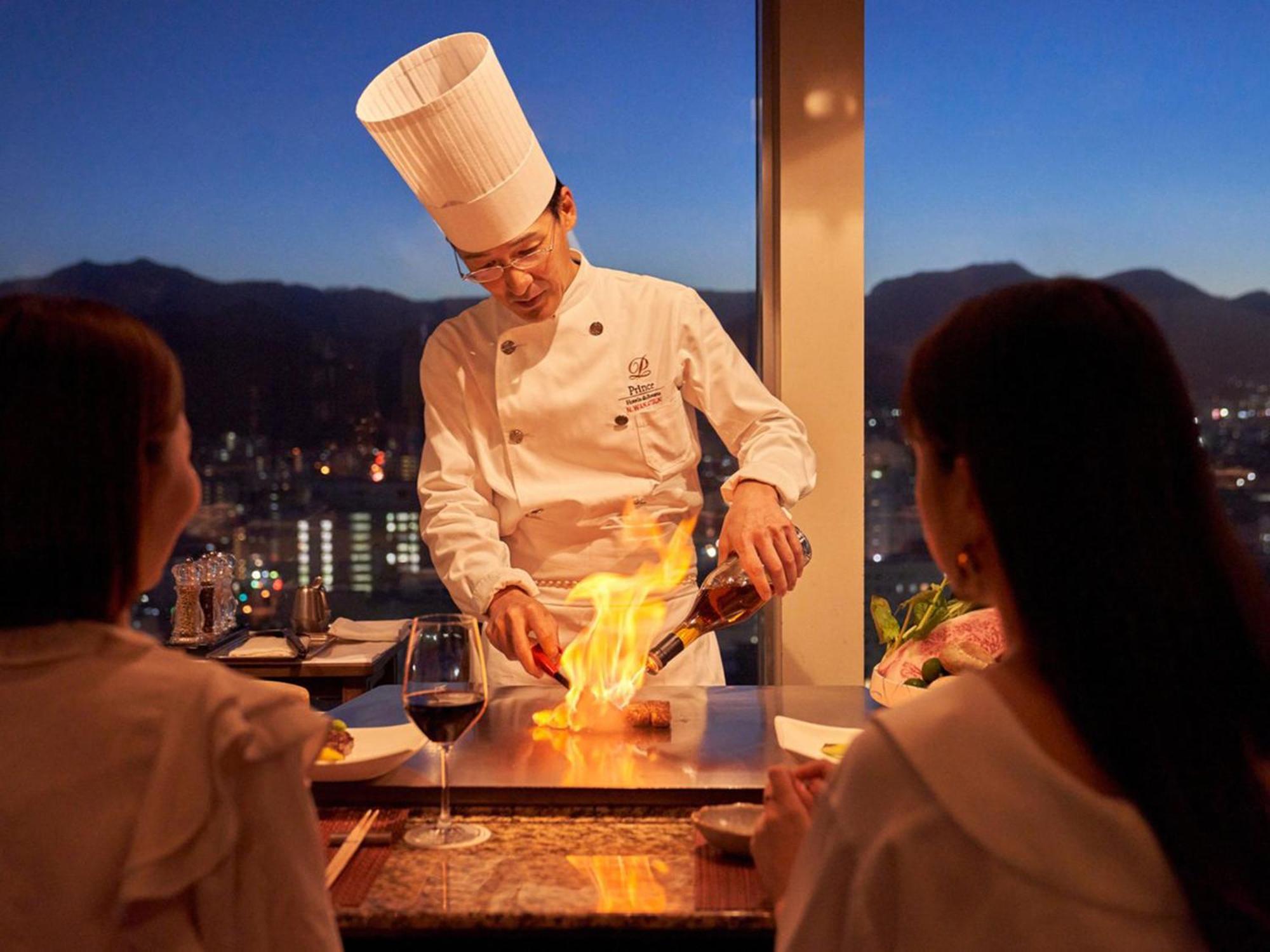 Sapporo Prince Hotel Eksteriør bilde A chef cooking at the restaurant