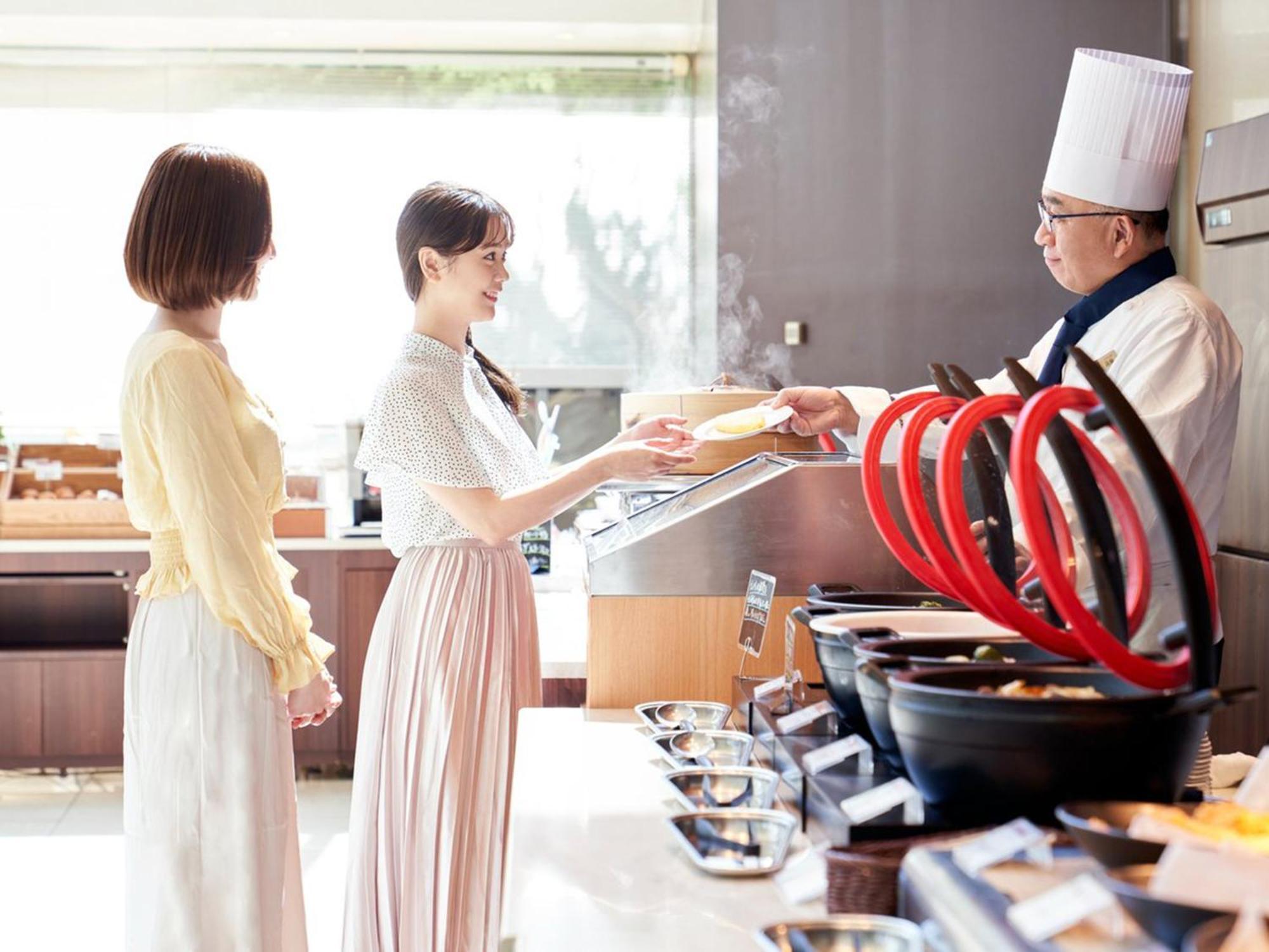 Sapporo Prince Hotel Eksteriør bilde A chef serving food to guests